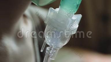 使用气雾剂<strong>雾化</strong>吸入器近距离观察支气管炎妇女。